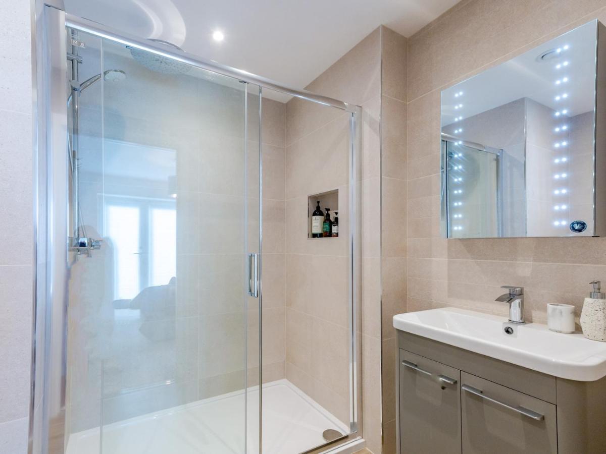 Pass The Keys Contemporary Apartment With Secure Parking Shrewsbury Extérieur photo