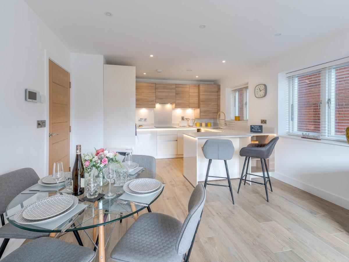 Pass The Keys Contemporary Apartment With Secure Parking Shrewsbury Extérieur photo