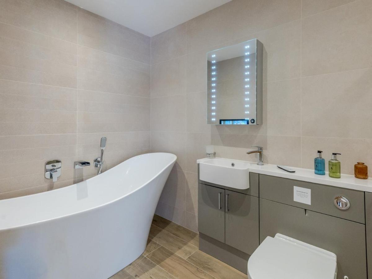 Pass The Keys Contemporary Apartment With Secure Parking Shrewsbury Extérieur photo