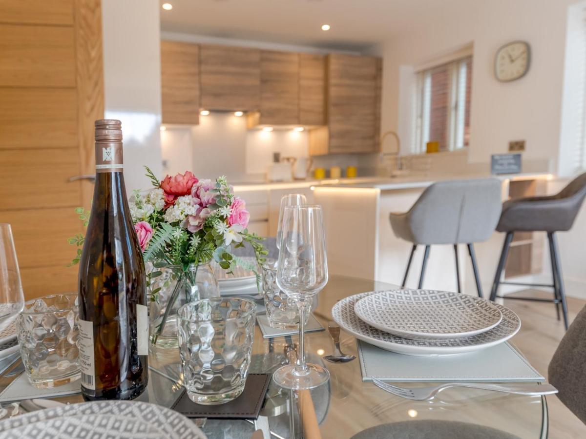 Pass The Keys Contemporary Apartment With Secure Parking Shrewsbury Extérieur photo