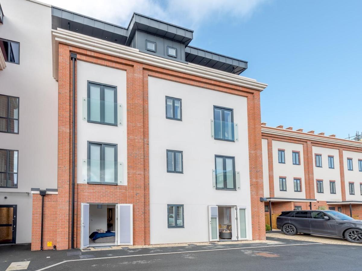 Pass The Keys Contemporary Apartment With Secure Parking Shrewsbury Extérieur photo