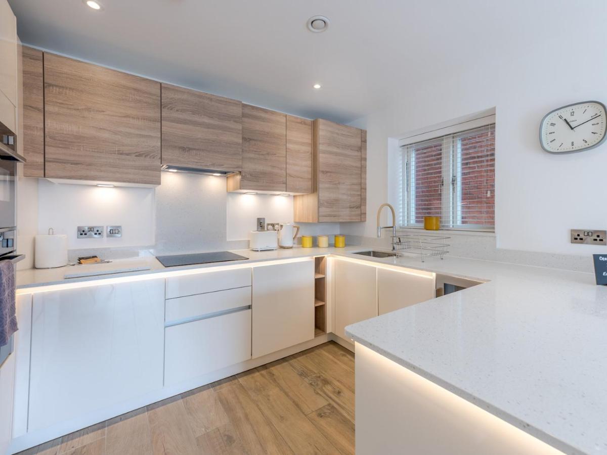 Pass The Keys Contemporary Apartment With Secure Parking Shrewsbury Extérieur photo