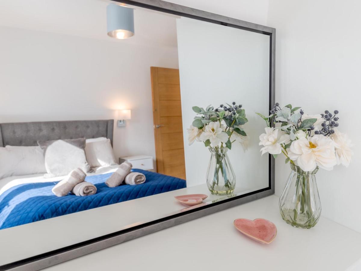Pass The Keys Contemporary Apartment With Secure Parking Shrewsbury Extérieur photo