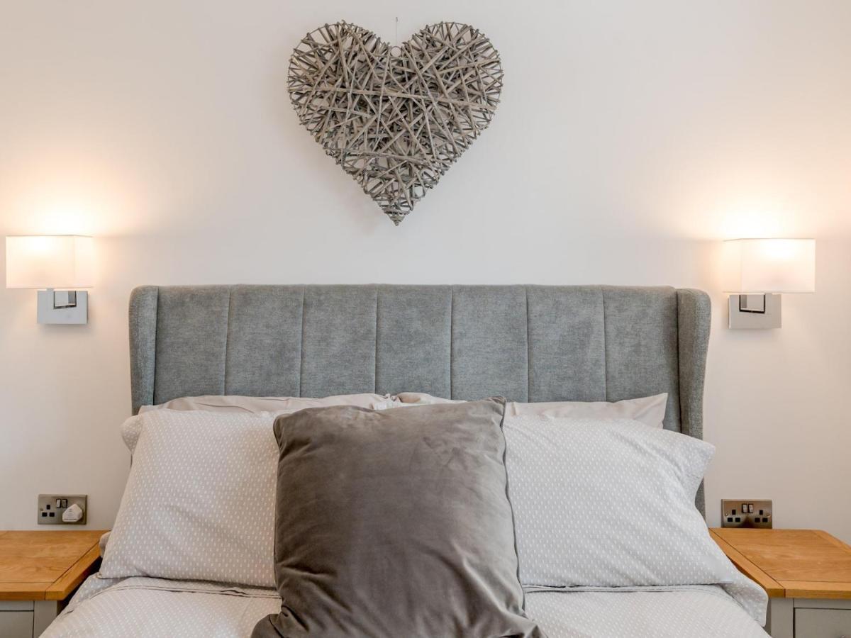 Pass The Keys Contemporary Apartment With Secure Parking Shrewsbury Extérieur photo